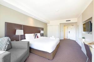 Uma cama ou camas num quarto em 'Towering Palms' Resort-style Apartment with a Separate Studio