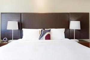 Uma cama ou camas num quarto em 'Towering Palms' Resort-style Apartment with a Separate Studio
