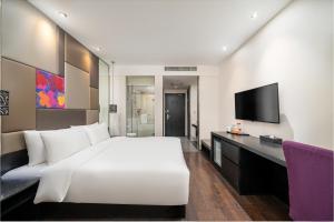 TV o dispositivi per l'intrattenimento presso Orange Hotel Shanghai Hongqiao Airport Dingbian Road Subway Station Branch - Free Hongqiao Airport & Hongqiao Train station Shuttle Bus