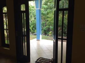 eine offene Tür mit Blick auf einen Innenhof in der Unterkunft Lagoon Apartments Beruwala in Beruwala