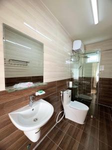 La salle de bains est pourvue d'un lavabo et de toilettes. dans l'établissement Tường Vy Homestay Đà Lạt, à Đà Lạt