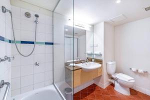 ein Badezimmer mit Toilette, Waschbecken und Dusche in der Unterkunft Sundrenched and Scenic with Sprawling Water Views in Darwin