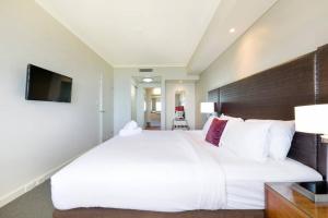 Ein Bett oder Betten in einem Zimmer der Unterkunft Sundrenched and Scenic with Sprawling Water Views