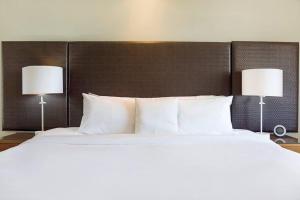 Ein Bett oder Betten in einem Zimmer der Unterkunft Sundrenched and Scenic with Sprawling Water Views