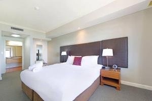 Ein Bett oder Betten in einem Zimmer der Unterkunft Sundrenched and Scenic with Sprawling Water Views
