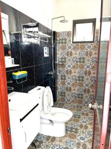 y baño con aseo y ducha. en ORIANA Đà Lạt, en Da Lat