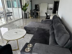 uma sala de estar com um sofá e uma mesa em View Talay6 by Blue Ocean Suite em Pattaya Central