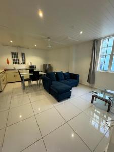 uma sala de estar com um sofá azul e uma mesa em THE VIEW APPARTMENTS em Willemstad