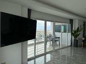 芭達雅中心的住宿－View Talay6 by Blue Ocean Suite，客厅设有壁挂式平面电视。