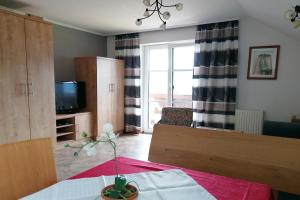 A bed or beds in a room at Apartmenthaus Oberlehen
