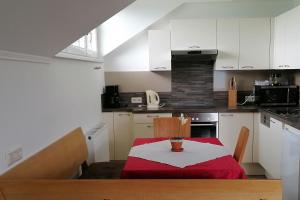 A kitchen or kitchenette at Apartmenthaus Oberlehen