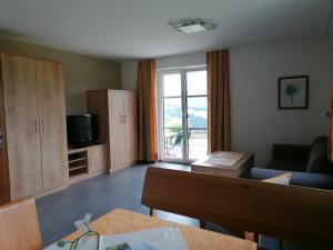 A television and/or entertainment centre at Apartmenthaus Oberlehen