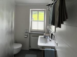 A bathroom at Apartmenthaus Oberlehen