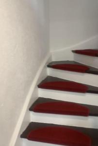 a stairway with red and white at Gemütliches freistehendes Haus in der Nähe von Frankfurt in Kelkheim