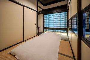 Ein Bett oder Betten in einem Zimmer der Unterkunft Shobu an Machiya House