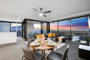 uma sala de estar com mesa e cadeiras em No Parking - Converted Two Bedroom Apartment - Amazing Hinterland Views - Circle on Cavill - Wow Stay em Gold Coast