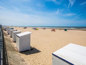 een strand met een rij witte dozen erop bij Apartment on the 8th floor with terrace in Middelkerke