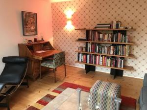 ein Büro mit einem Schreibtisch und einem Bücherregal mit Büchern in der Unterkunft Hansel and Gretel in Kassel