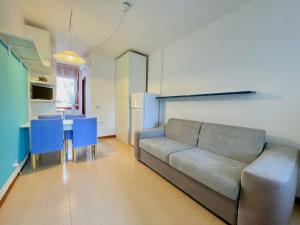 sala de estar con sofá y mesa en Inviting apartment by the beach, en Porto Santa Margherita