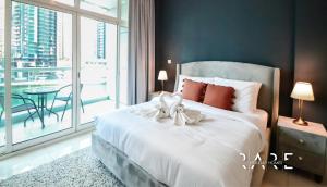 Postel nebo postele na pokoji v ubytování Rare Holiday Homes - Next to Marina Mall - Harbour View - The Atlantic Tower - R306 - Dubai Marina
