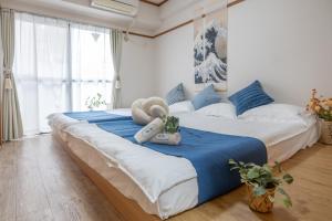1 Schlafzimmer mit 2 Betten in Blau und Weiß in der Unterkunft 桜の川5 Asakusa 403 Skytree bus 1 min,free wifi,cook,24 hours convenience in Tokio