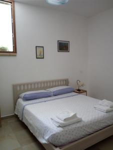 a bedroom with a bed with two towels on it at Vivere il mare in Palinuro