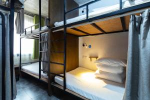 Postel nebo postele na pokoji v ubytování Zhangjiajie Yeah Hostel