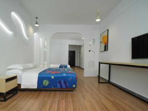 Postel nebo postele na pokoji v ubytování Zhangjiajie Yeah Hostel