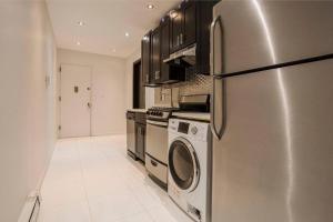 uma cozinha com um frigorífico e electrodomésticos em aço inoxidável em 5-Bedroom New York Apartment em Nova York