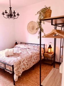 1 dormitorio con litera y lámpara de araña en Casa Marri, en Camogli