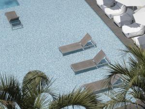 Bazén v ubytování Yeosu Calacatta Hotel & Resort nebo v jeho okolí