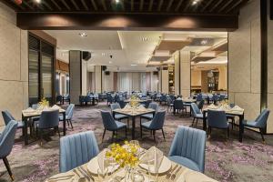 un salón de banquetes con mesas y sillas en una habitación en Miramar Garden Taipei en Taipéi