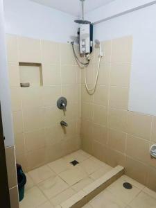 Ванна кімната в tan condo