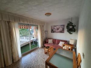 a living room with a couch and a window at Adorable Apartamento en la Playa in Puerto de Mazarrón