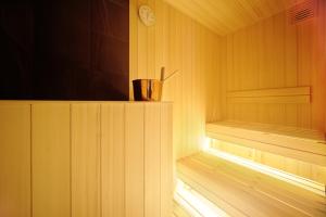 una sauna con una tazza su una mensola e un orologio di Hachikan a Kyoto
