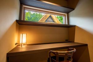 Camera con scrivania, finestra e sedia di Hachikan a Kyoto