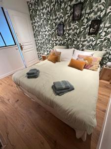 1 dormitorio con 1 cama con toallas en Casa Costa, en Barbaggio
