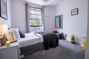 Schlafzimmer mit einem Bett und einem Fenster in der Unterkunft Seymour Place, Hyde Park, Edgware Road London Apartments in London