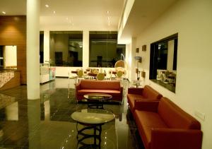 un vestíbulo con sofás y mesas en un edificio en One Earth Santu Eco Resort, 