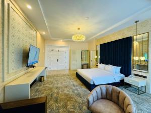 una camera d'albergo con letto e TV di Devon Rest a Kandy