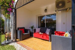 parawan z kanapami i krzesłami w obiekcie Sunny Zoco Calahonda - Happy Rentals w mieście Mijas Costa