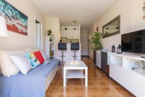 uma sala de estar com um sofá e uma cozinha em Sunny Zoco Calahonda em Mijas Costa