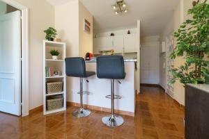 kuchnia z 2 stołkami barowymi w pokoju w obiekcie Sunny Zoco Calahonda - Happy Rentals w mieście Mijas Costa +20 zdjęć