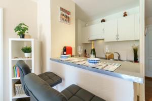 Kuchnia lub aneks kuchenny w obiekcie Sunny Zoco Calahonda - Happy Rentals
