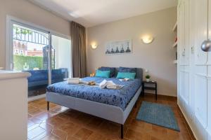 Łóżko lub łóżka w pokoju w obiekcie Sunny Zoco Calahonda - Happy Rentals