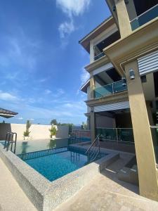 uma vista para uma casa com piscina em Grand Village Inn em Pantai Cenang