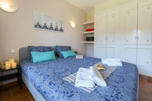 Łóżko lub łóżka w pokoju w obiekcie Sunny Zoco Calahonda - Happy Rentals