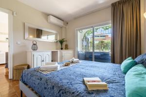 Łóżko lub łóżka w pokoju w obiekcie Sunny Zoco Calahonda - Happy Rentals
