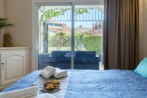 Łóżko lub łóżka w pokoju w obiekcie Sunny Zoco Calahonda - Happy Rentals