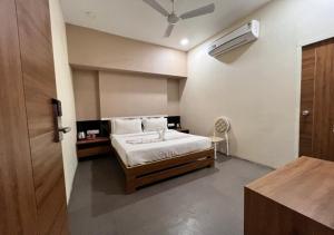 1 dormitorio con 1 cama con sábanas blancas y ventilador en One Earth Santu Eco Resort, 